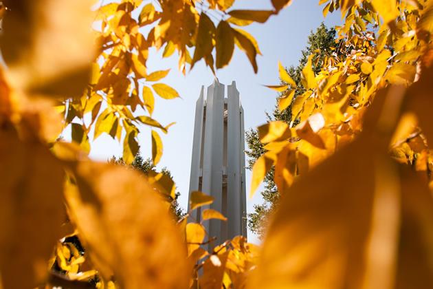 纪念钟楼矗立在西北校区的中央，不仅是纪念战争老兵，也是纪念已故的和记娱乐ios和员工.